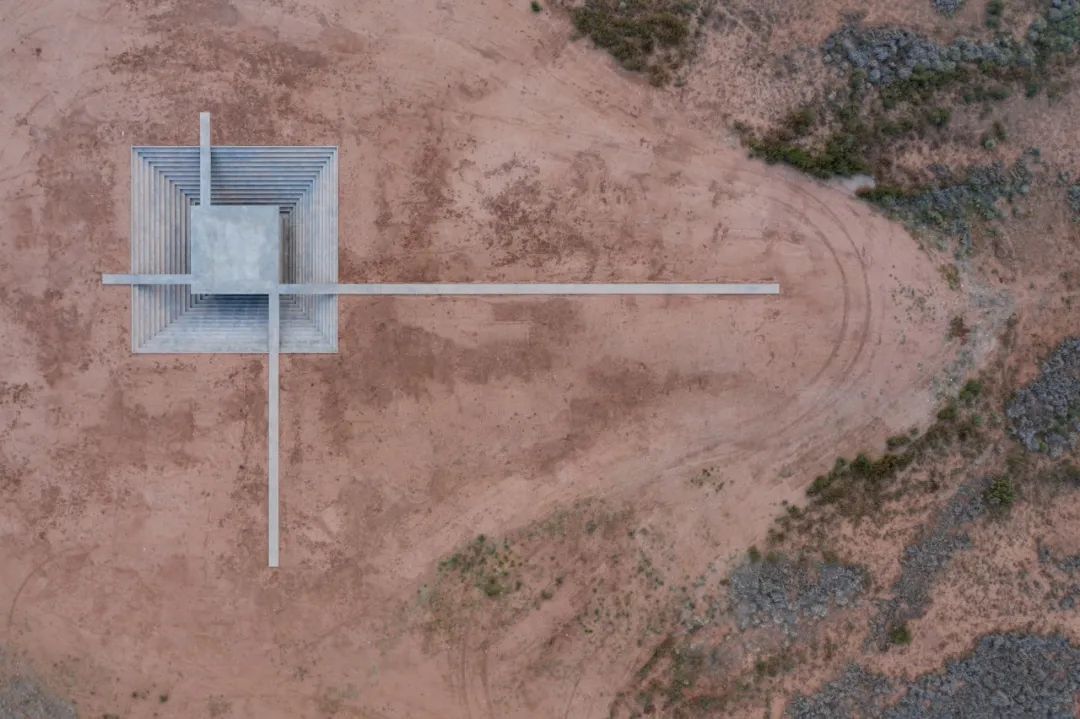 沙漠裡上下顛倒的金字塔，McNeal 020 展亭／Atelier David Telerman