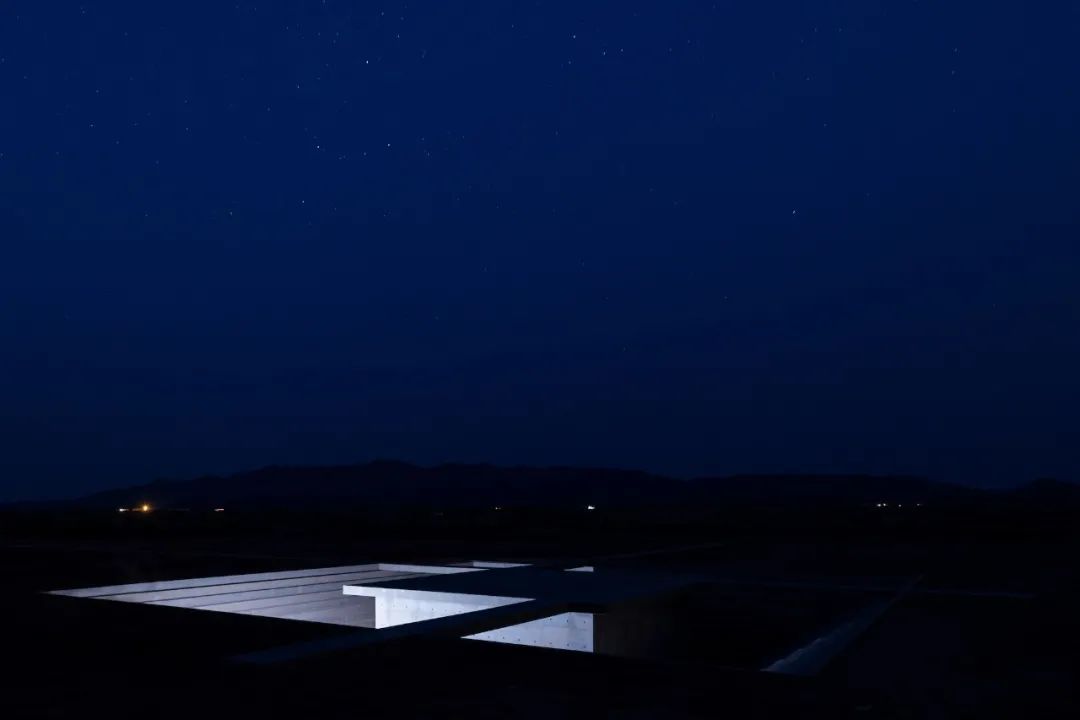 沙漠裡上下顛倒的金字塔,McNeal 020 展亭/Atelier David Telerman