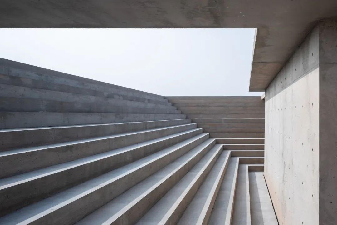 清水混凝土結構 © Iwan Baan 沙漠裡上下顛倒的金字塔，McNeal 020 展亭／Atelier David Telerman