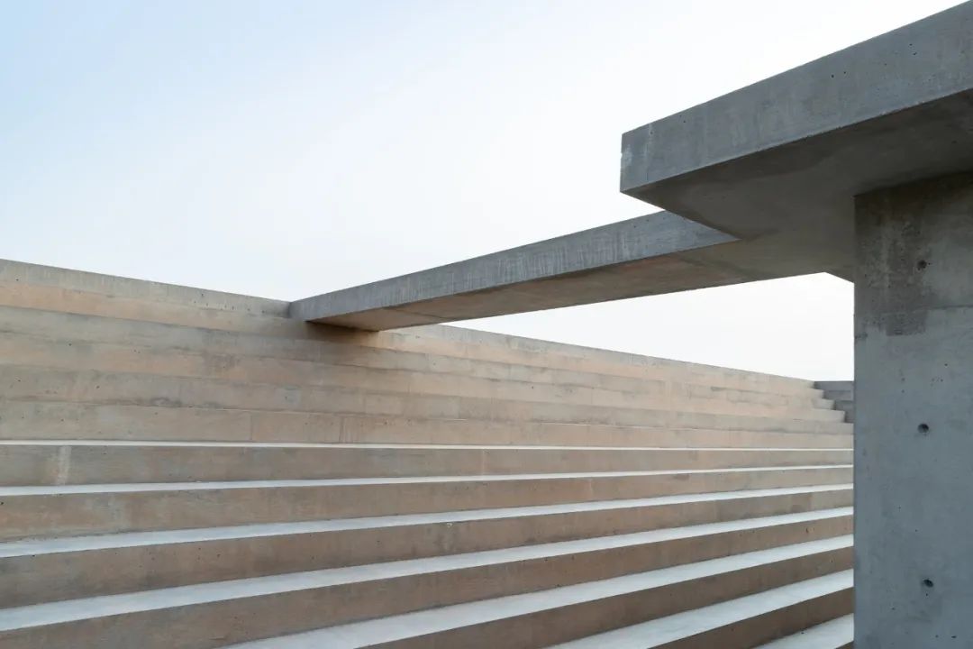 清水混凝土結構 © Iwan Baan 沙漠裡上下顛倒的金字塔，McNeal 020 展亭／Atelier David Telerman