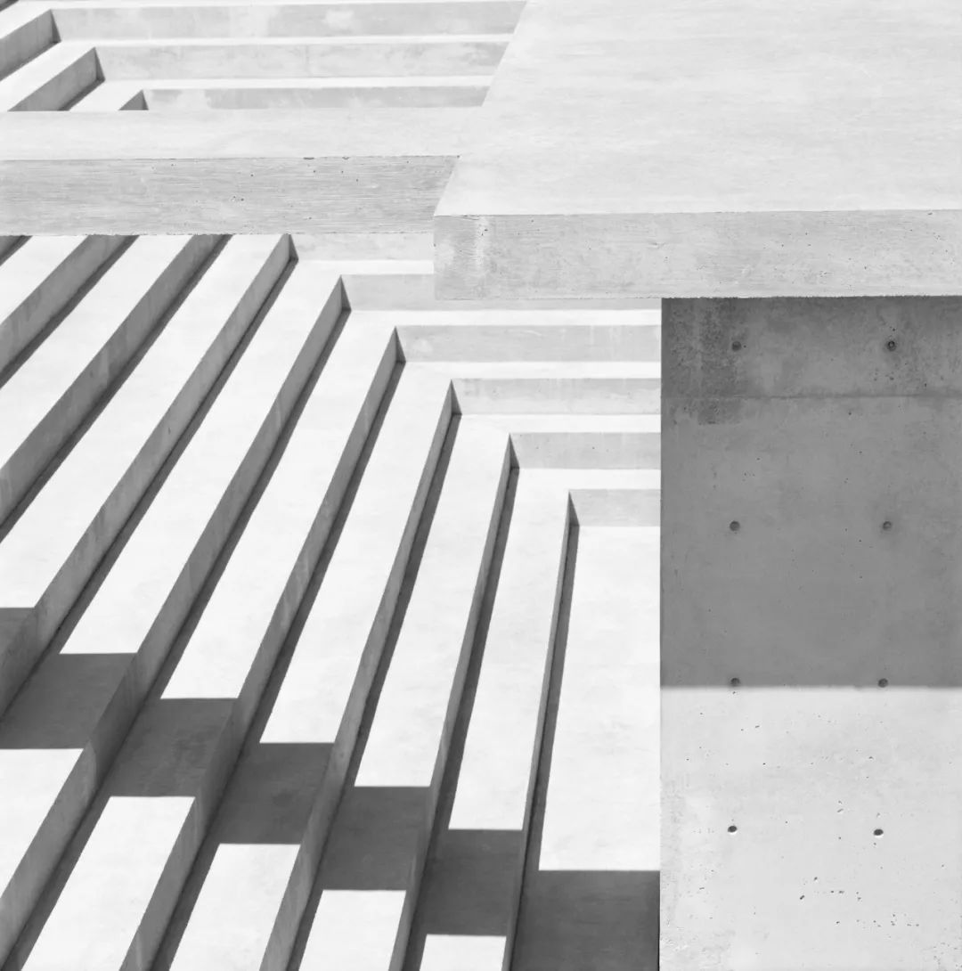 沙漠裡上下顛倒的金字塔，McNeal 020 展亭／Atelier David Telerman