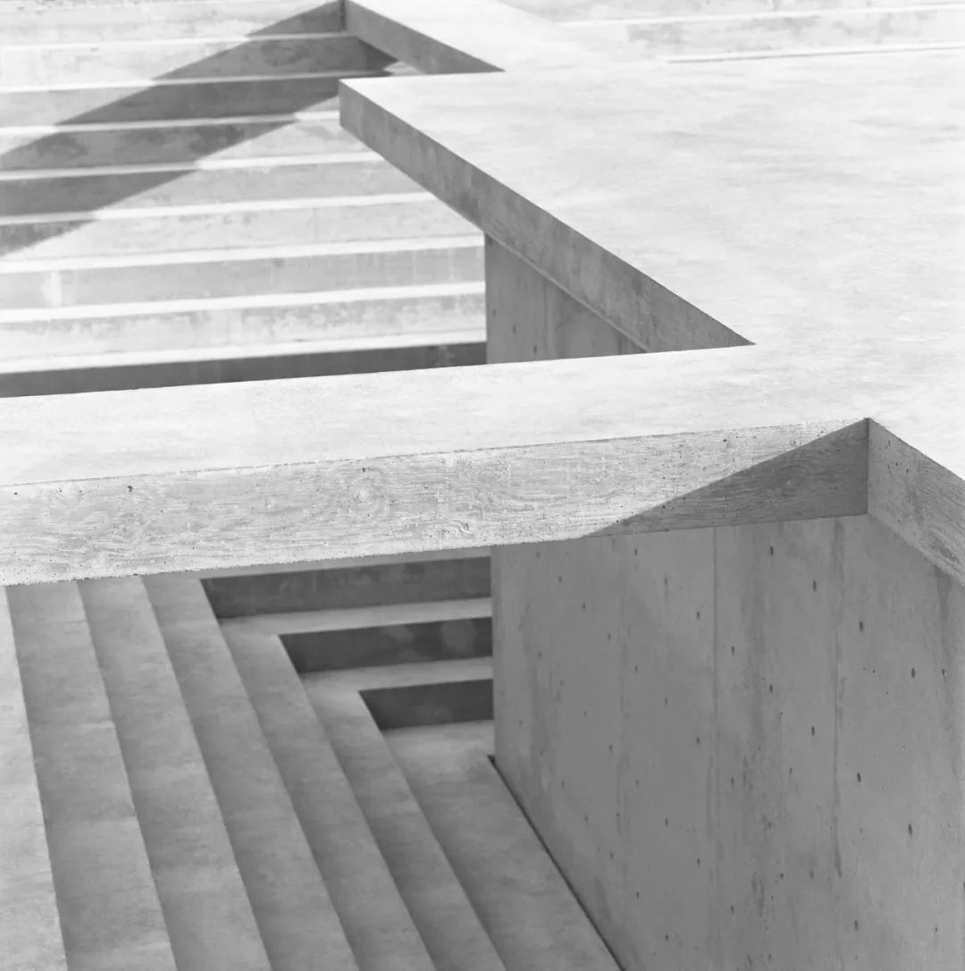沙漠裡上下顛倒的金字塔，McNeal 020 展亭／Atelier David Telerman