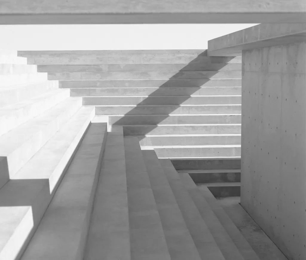 沙漠裡上下顛倒的金字塔，McNeal 020 展亭／Atelier David Telerman