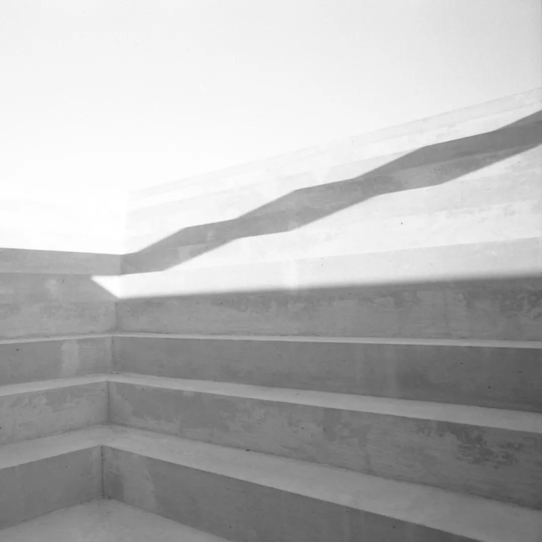 沙漠裡上下顛倒的金字塔，McNeal 020 展亭／Atelier David Telerman