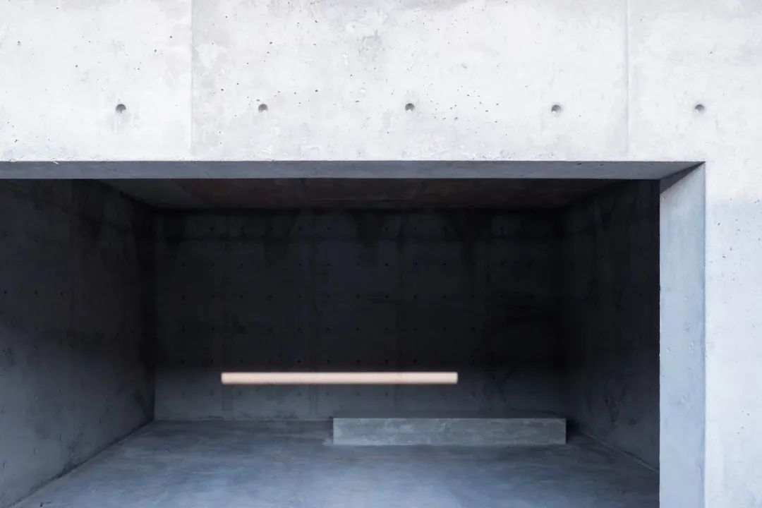 正對入口的長椅 © Iwan Baan 沙漠裡上下顛倒的金字塔,McNeal 020 展亭/Atelier David Telerman