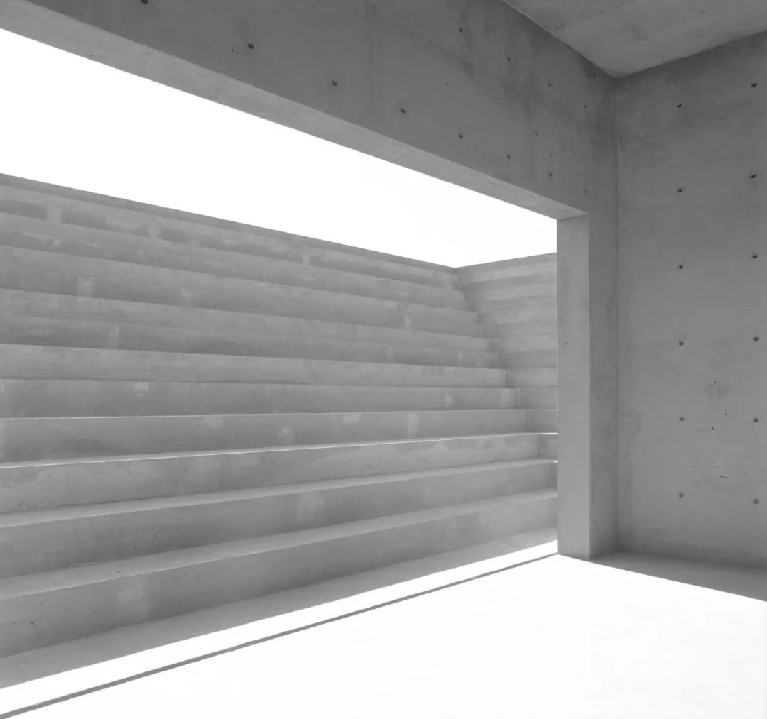沙漠裡上下顛倒的金字塔，McNeal 020 展亭／Atelier David Telerman