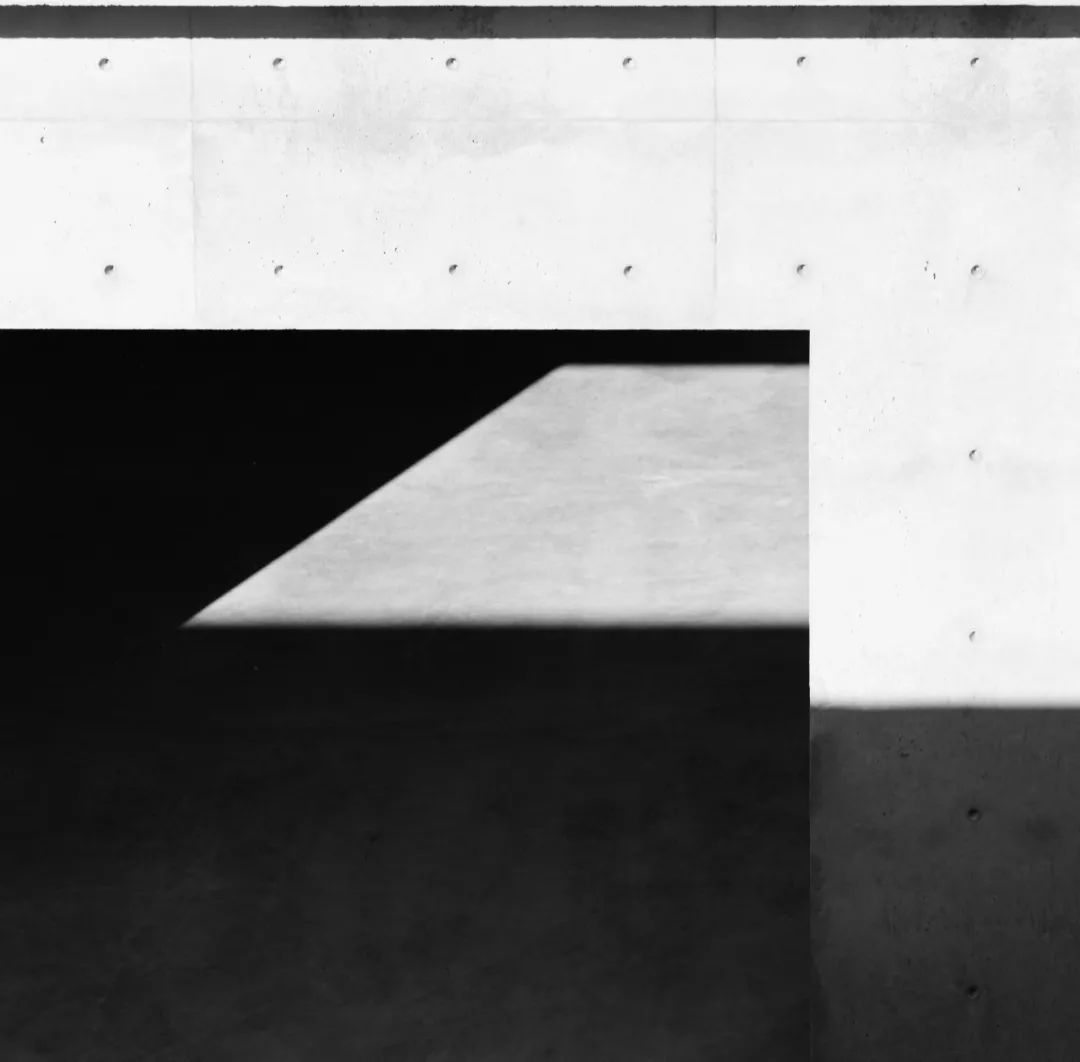 沙漠裡上下顛倒的金字塔，McNeal 020 展亭／Atelier David Telerman