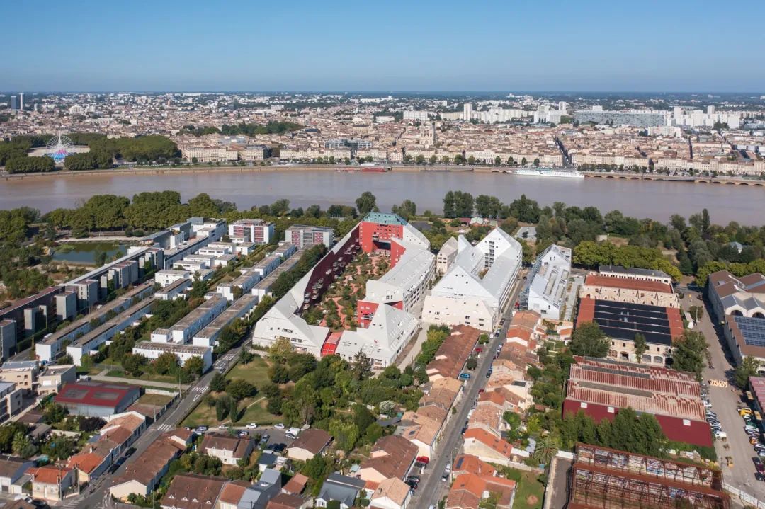 建築位於法國西南大城波爾多Garonne河的東岸 法國院落式集合住宅Ilot Queyries／MVRDV