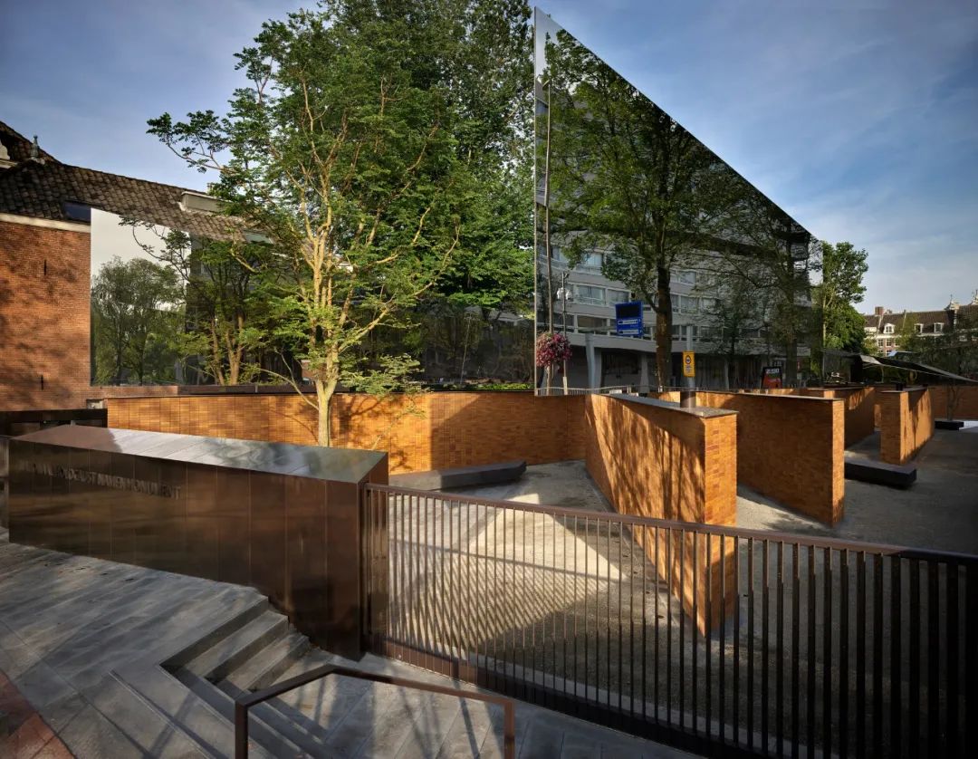 而荷蘭大屠殺遇難者姓名紀念碑公共空間全新設計的出發點是與該區域的氛圍和特色建立聯繫，紀念碑所在基地毗鄰新教執事花園（the Garden of the Protestant Diaconate）和阿姆斯特丹冬宮花園（the Garden of the Hermitage Amsterdam），由此可以在Amstel 和 Weesperstraat兩個區域之間打造一系列（半）公共的綠色戶外空間