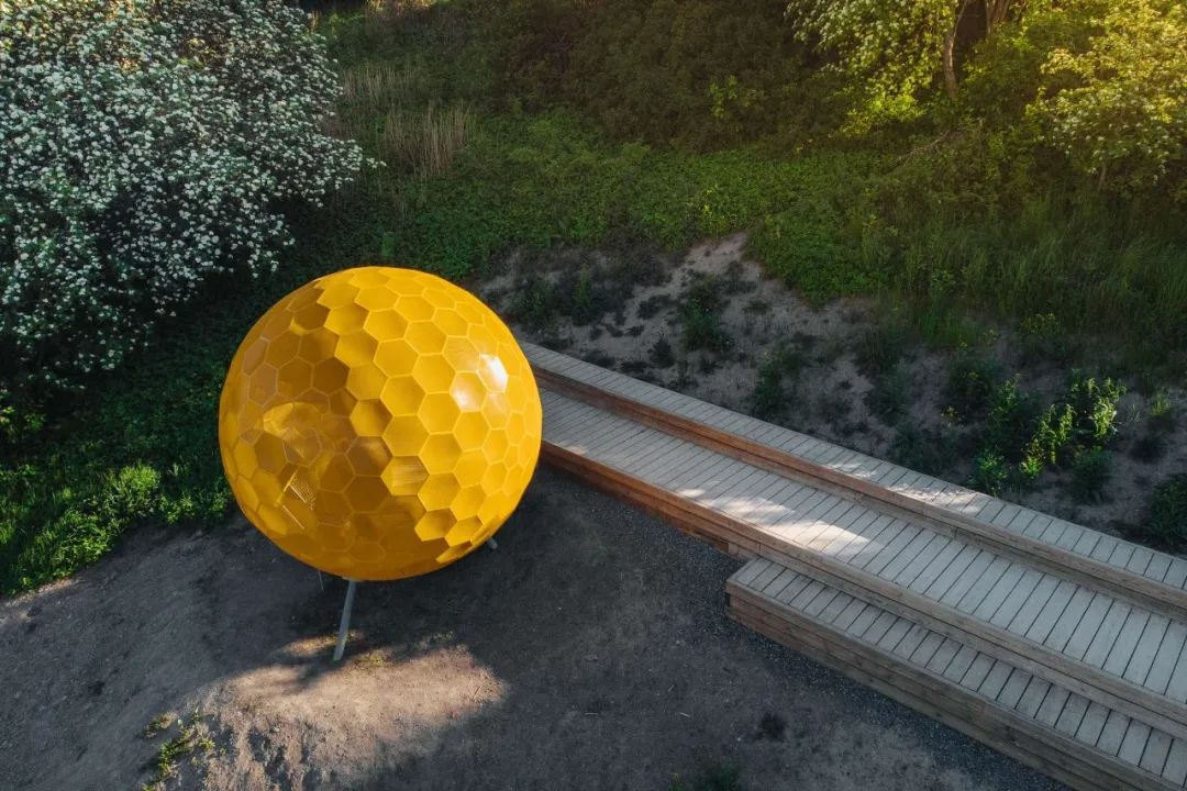 自然間的遊憩地景，瑞典觀景台與球形遊樂場Vårbergstoppen／AndrénFogelström