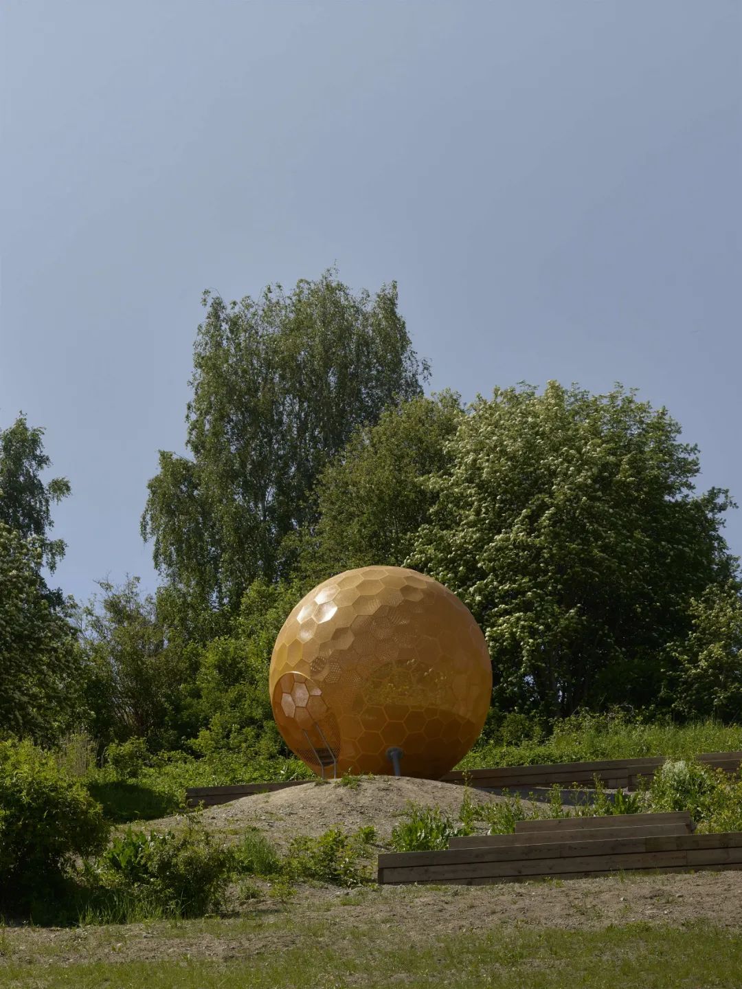 自然間的遊憩地景，瑞典觀景台與球形遊樂場Vårbergstoppen／AndrénFogelström