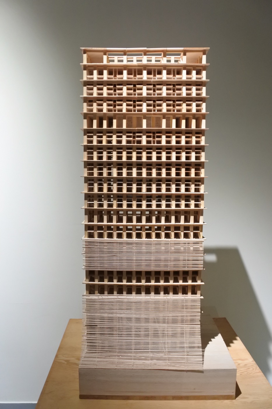「Timberize 200」想像在日本1968年所打造的第一棟摩天大樓「霞關大樓」原址上，打造的 200 公尺高木造大樓設計。（Photo Credit：嘉義市立博物館 提供）