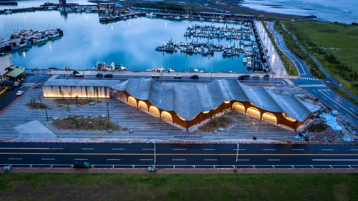 林聖峰、蘇富源聯手設計新竹漁港漁產直銷中心2022年底完工 延續波光市集設計打造臨海雙波浪購物區