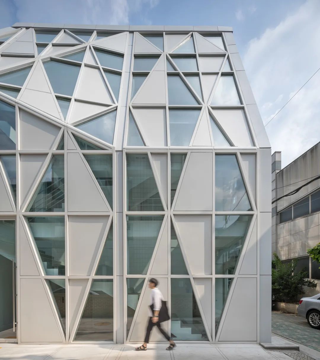 首爾面牧洞市場客服中心/UnSangDong Architects 韻生同建築師事務所 三角形立面的變化與調整,遵循了本案中建築設計的原則,同時創造出一種具有創新性的立面模式