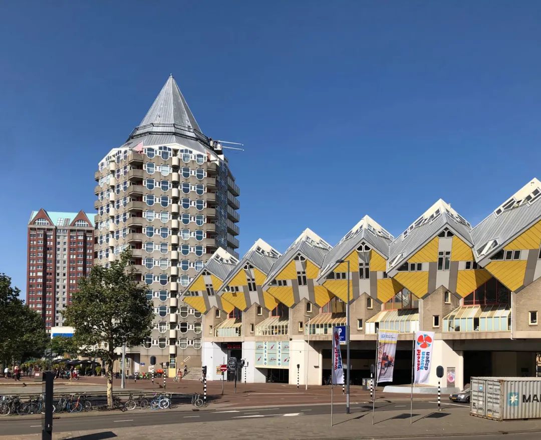 Cube houses方塊屋是一處建築集合群,位於荷蘭鹿特丹舊港區及海爾蒙德,由荷蘭建築師皮特·布洛姆基(Piet Blom)於「居住在城市的屋頂上」的理念操刀設計。