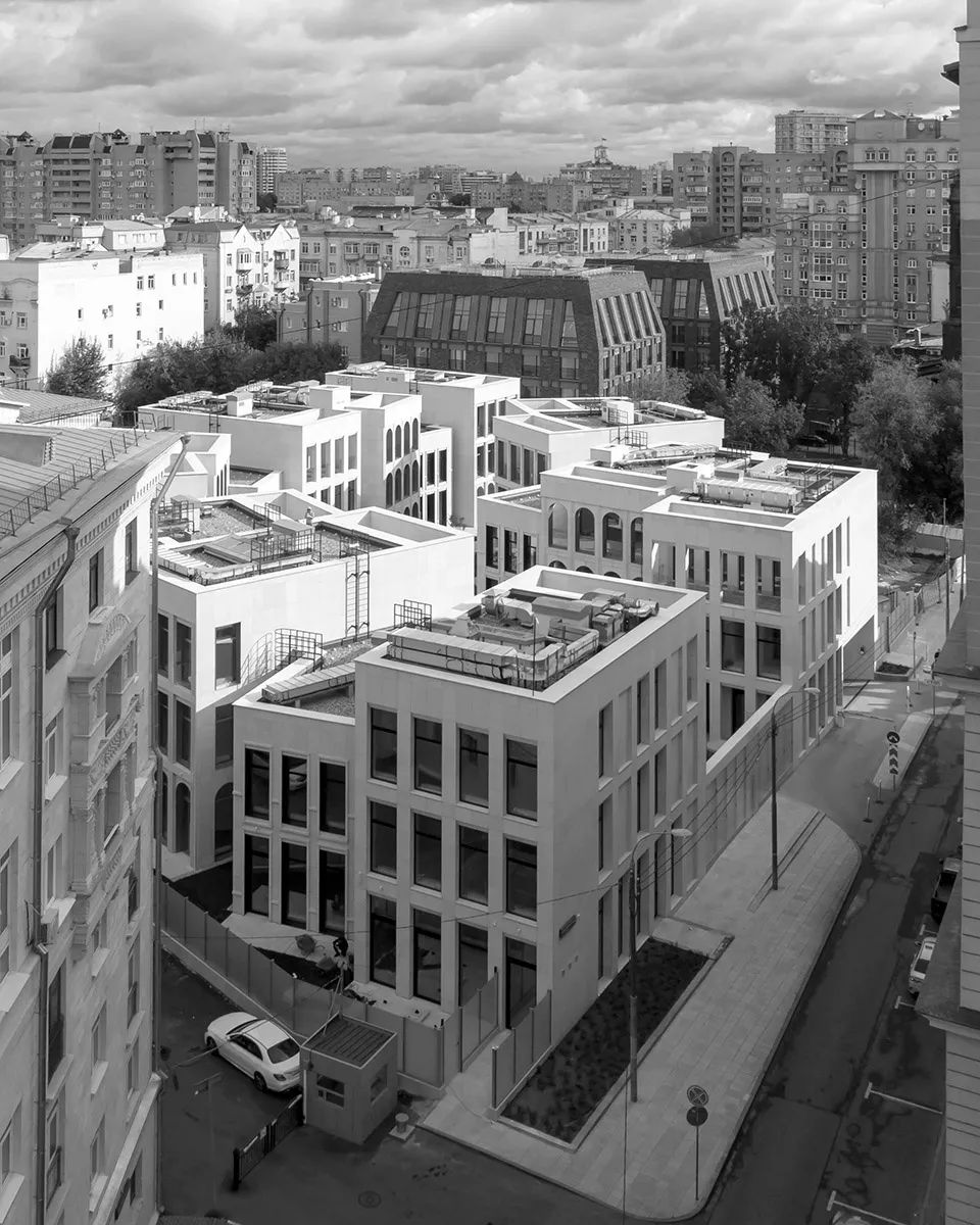 Caméo Moscow Villas座落於莫斯科的Tverskoy地區,與Mayakovskaya地鐵站相鄰。的總總樓地板面積為7473.9平方公尺,包含十七棟230到445平方公尺不等的城市別墅,其中六棟為兩層,十棟為三層帶屋頂露台,剩下一棟為豪華別墅