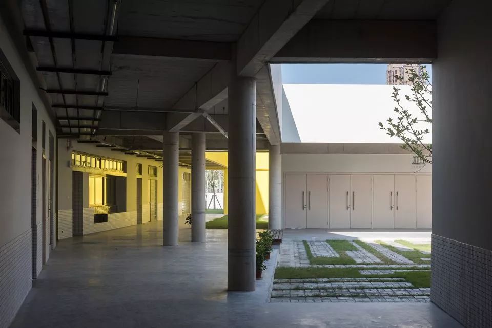 景觀步道鋪面使用傳統青磚 上海嘉定同濟大學附屬實驗小學／劉宇揚建築事務所