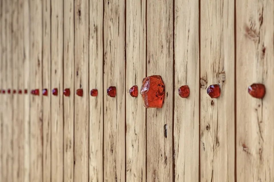 木材上的玻璃塊,與屋頂呼應©Gustav Willeit 義大利世界自然遺產微建築公園服務設施Servicegebäude Kreuzbergpass/Pedevilla Architects