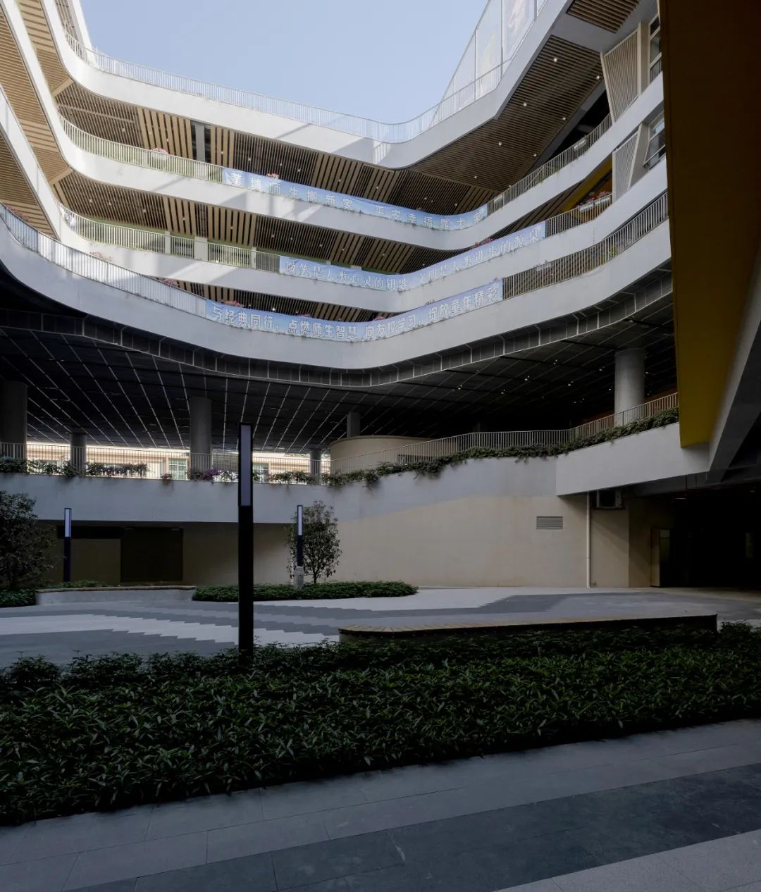 水平和垂直方向互相滲透的庭院空間 Shenzhen School Design Campus 深圳市寶安區上星學校／第伍建築