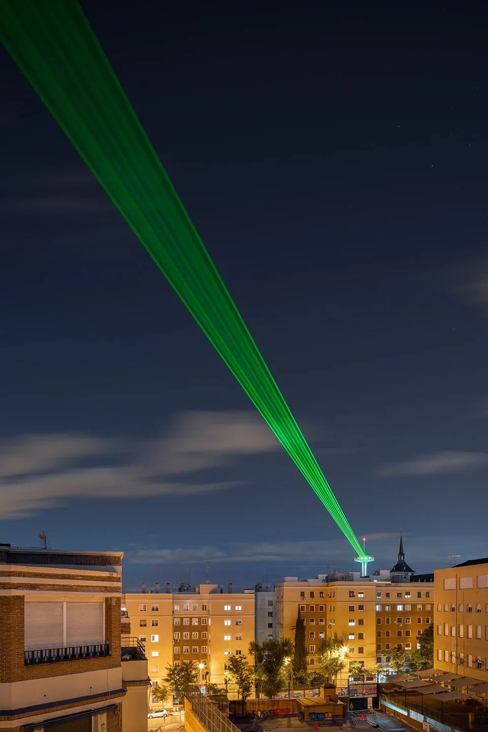 綠色的雷射光束照亮了馬德里的夜空©RubenP Bescos Madrid Laser Lighting Art Show 馬德里城市燈光藝術「燈塔 LIGHTHOUSE」／SpY