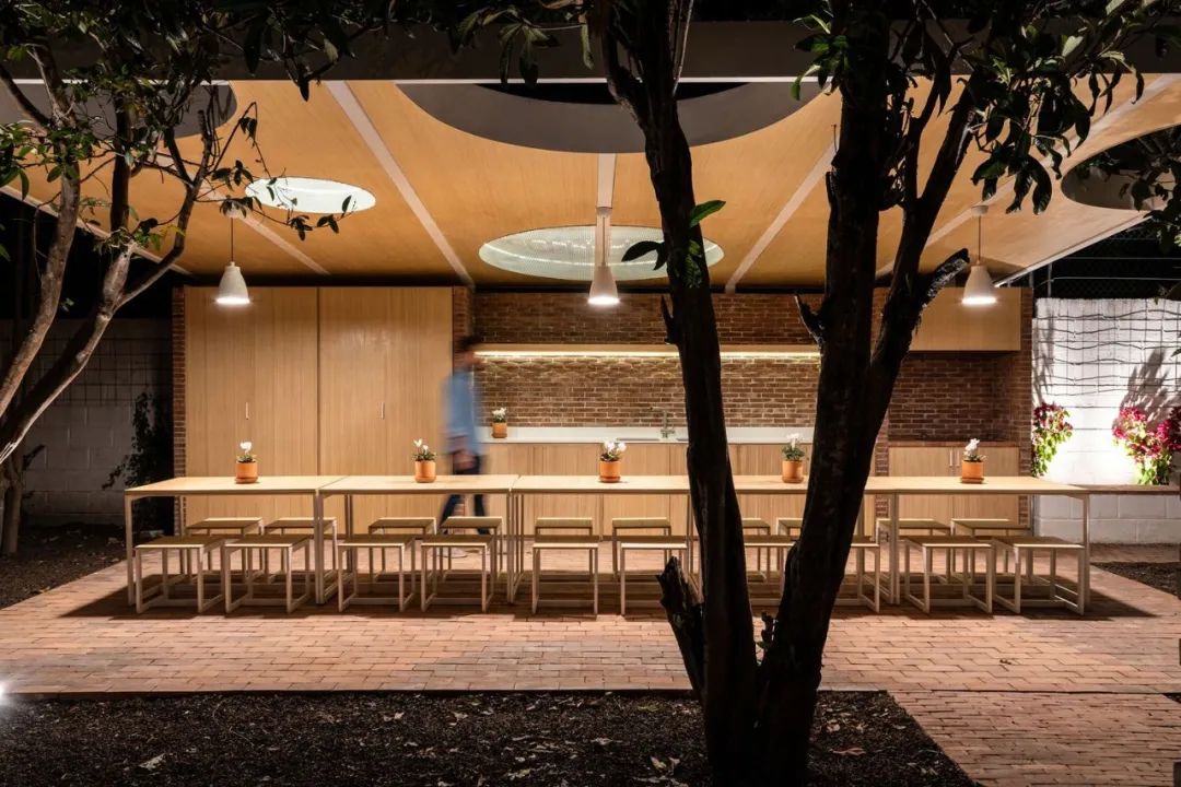 厄瓜多企業辦公室，花園裡的員工休息室／URLO Studio + Juan Ruiz + Amelia Tapia