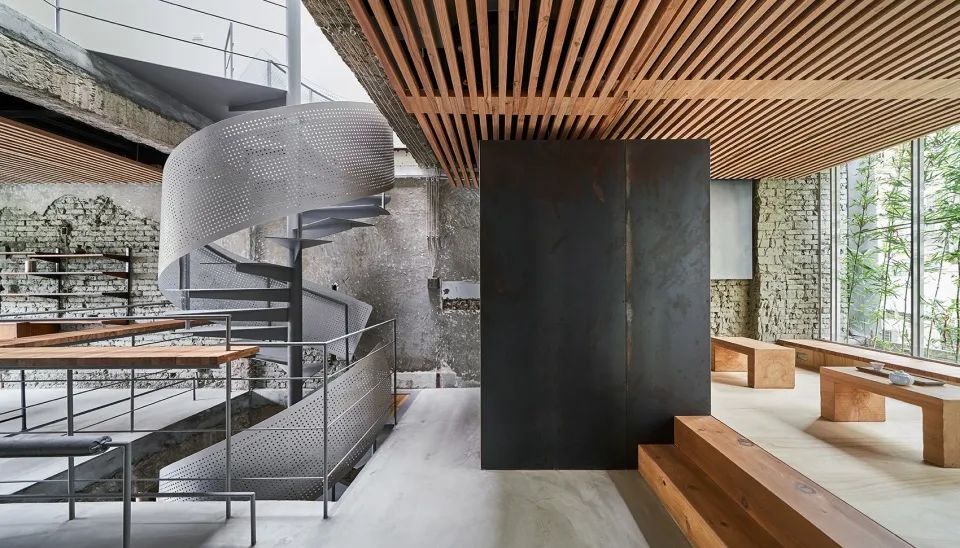 Spiral Stairs 旋轉樓梯貫穿三層樓空間©Hey! Cheese 台中兆兆茶苑／SOAR Design 合風蒼飛設計+ 張育睿建築師事務所