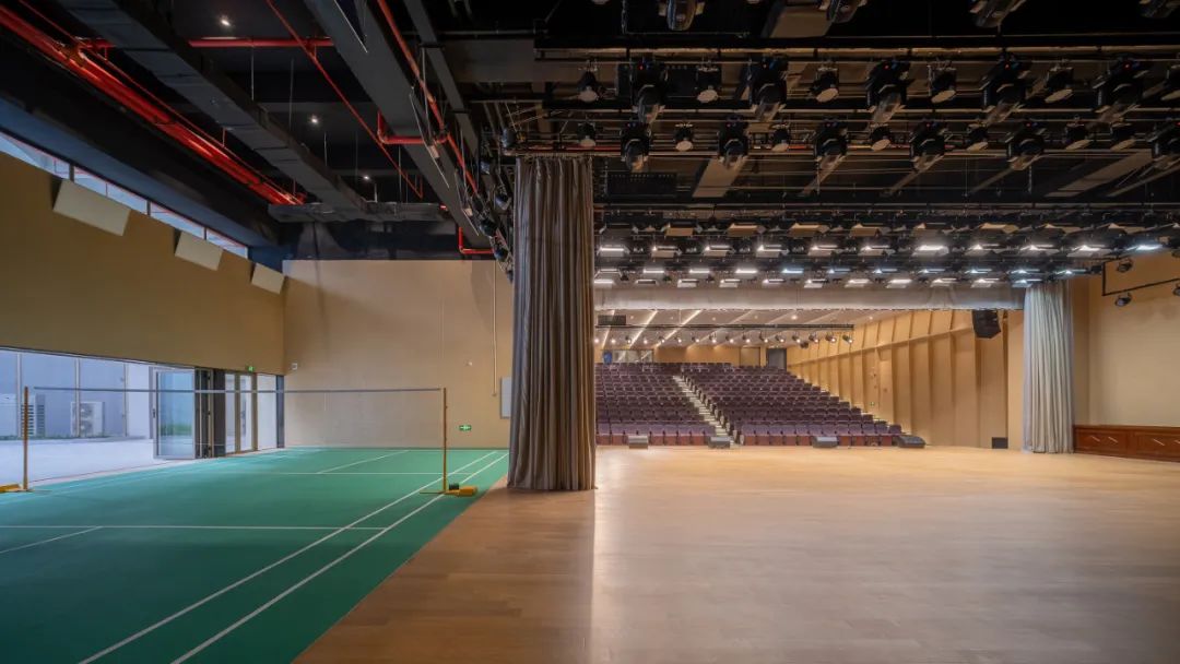 報告廳（大禮堂）側舞台，以複合方式作為羽毛球場使用 Shenzhen School Design Campus 深圳市寶安區上星學校／第伍建築