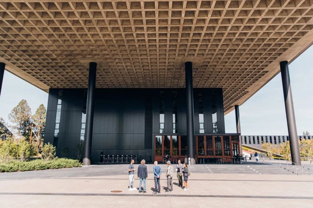 以華夫格板結構向NIKE早期的華夫圖案waffle pattern致敬 NIKE全球總部勒布朗·詹姆士創新中心LeBron James Innovation Center/Olson Kundig