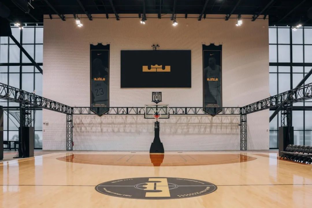 籃球場四周設有動作捕捉機位 NIKE全球總部勒布朗·詹姆士創新中心LeBron James Innovation Center/Olson Kundig
