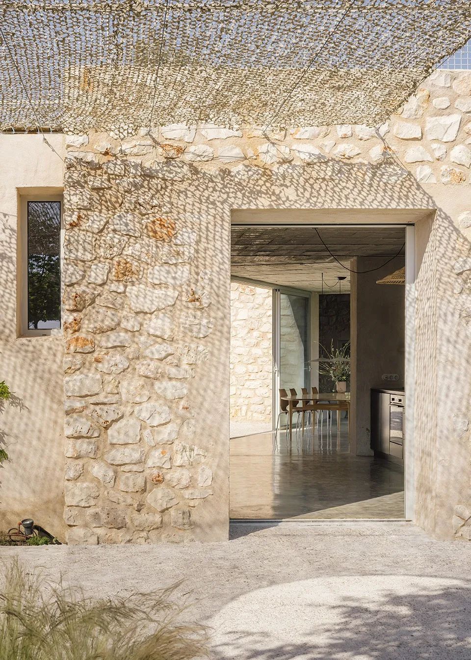 建築使用質樸的原始材料© Imagen Subliminal 西班牙住宅Villa Icaria／Arquitectura al descubierto