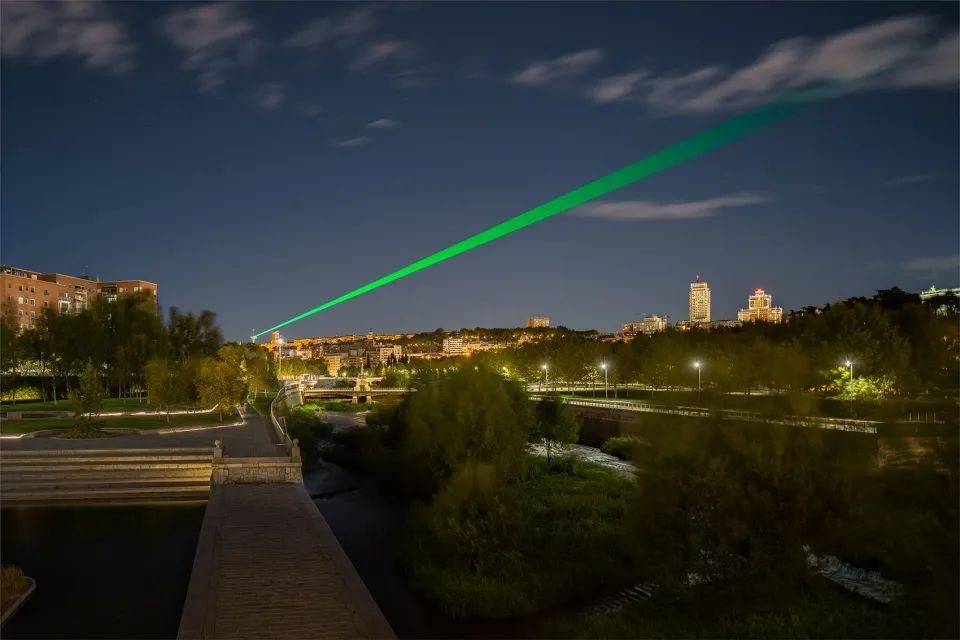 由城市公園可看見清楚的雷射光©RubenP Bescos©RubenP Bescos Madrid Laser Lighting Art Show 馬德里城市燈光藝術「燈塔 LIGHTHOUSE」／SpY