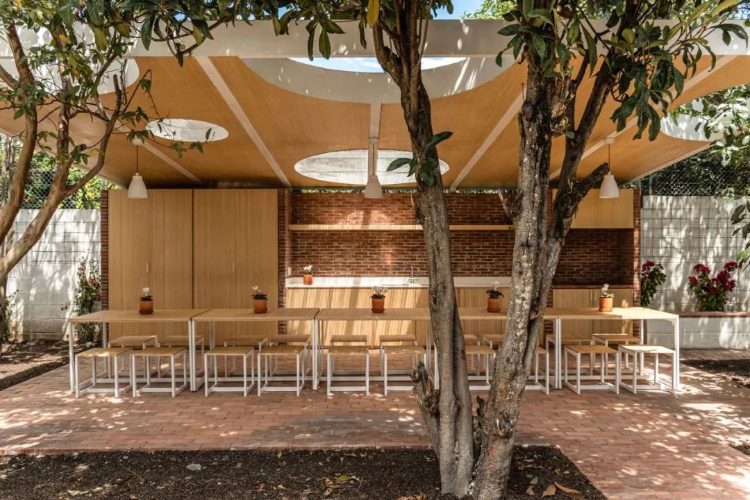 厄瓜多企業辦公室，花園裡的員工休息室／URLO Studio + Juan Ruiz + Amelia Tapia