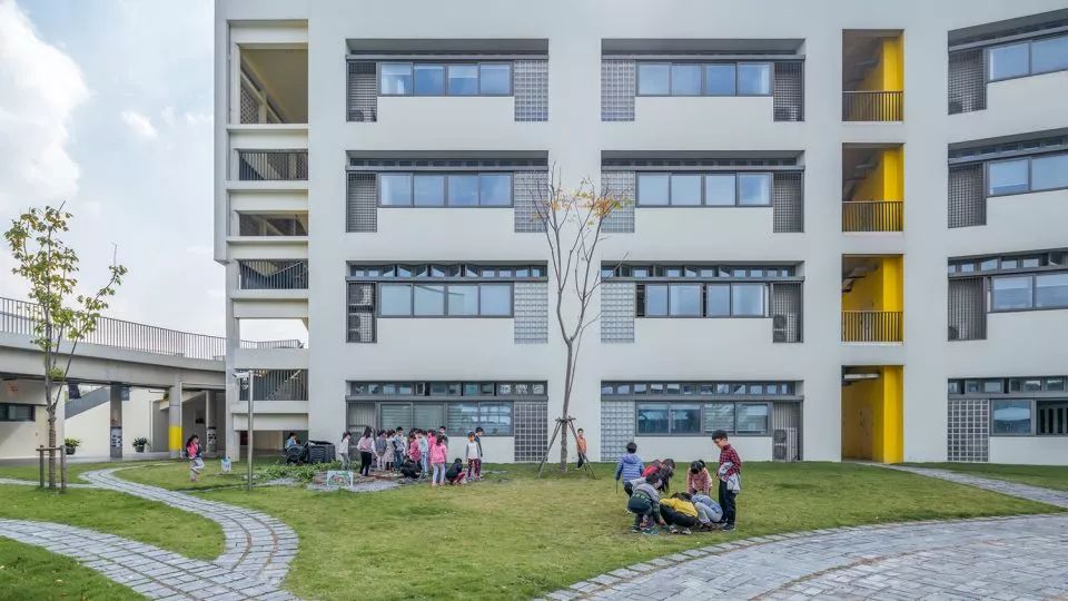 景觀步道鋪面使用傳統青磚 上海嘉定同濟大學附屬實驗小學／劉宇揚建築事務所