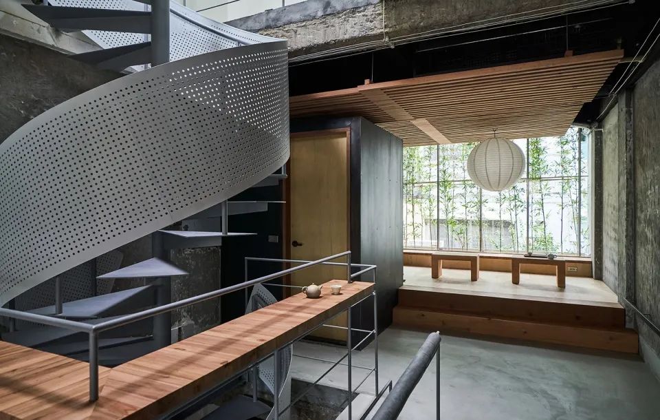 樓梯旁的品茶座位©Hey! Cheese 台中兆兆茶苑/SOAR Design 合風蒼飛設計+ 張育睿建築師事務所
