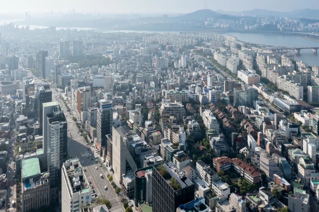 2021年9月開幕的三丹松隱大樓（ST SongEun Building）位於韓國首爾，由瑞士建築師Herzog & de Meuron設計，為松隱藝術與文化基金會（SongEun Art and Cultural Foundation）提供了嶄新的藝術展示空間