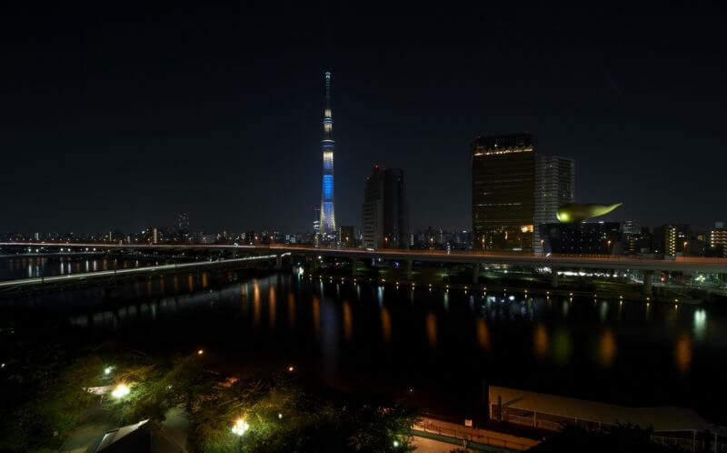 夜晚從隅田川遙望東京晴空塔。東京晴空塔的誕生，所追求的創造了超越時空的整體設計；圖片提供：日建設計／Photography：Ryota ATARASHI