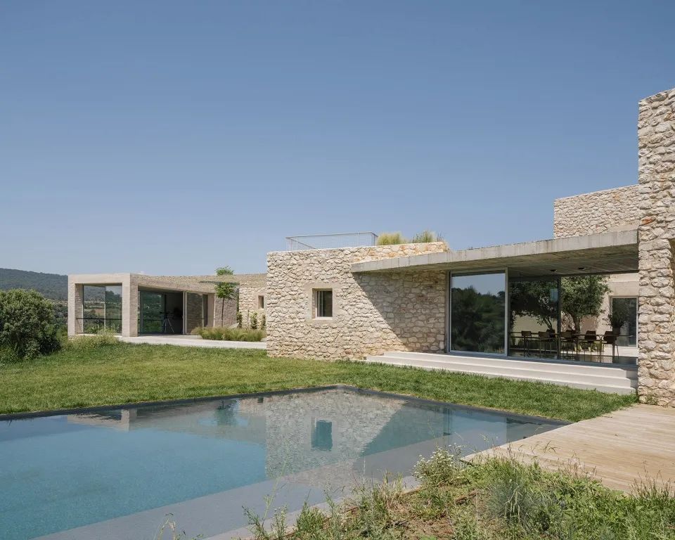 游泳池、露台和開放空間© Imagen Subliminal 西班牙住宅Villa Icaria／Arquitectura al descubierto