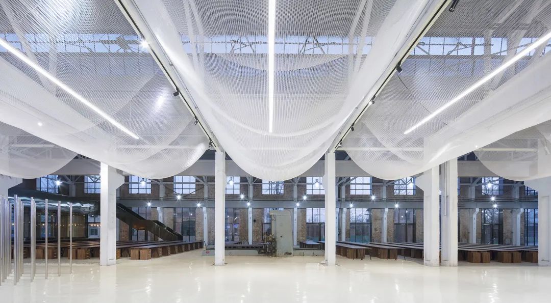 柔韌的金屬擴張網柔化了工廠室內空間