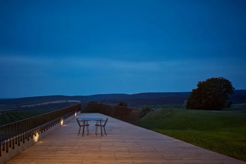 露台夜間景觀 Czech 捷克葡萄酒莊園內的品酒空間 葡萄酒窖Wine Bar Reisten/ORA