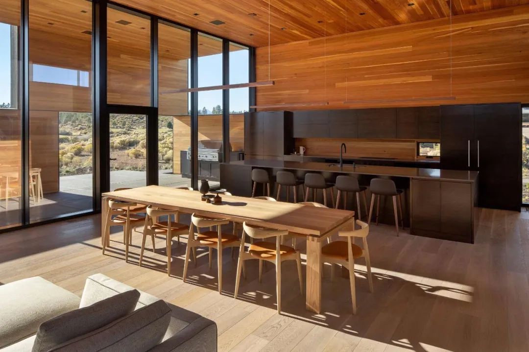 廚房及餐桌 Kitchen Dining Table 美國俄勒岡州沙漠別墅Oregon High Desert Residence/Hacker Architects