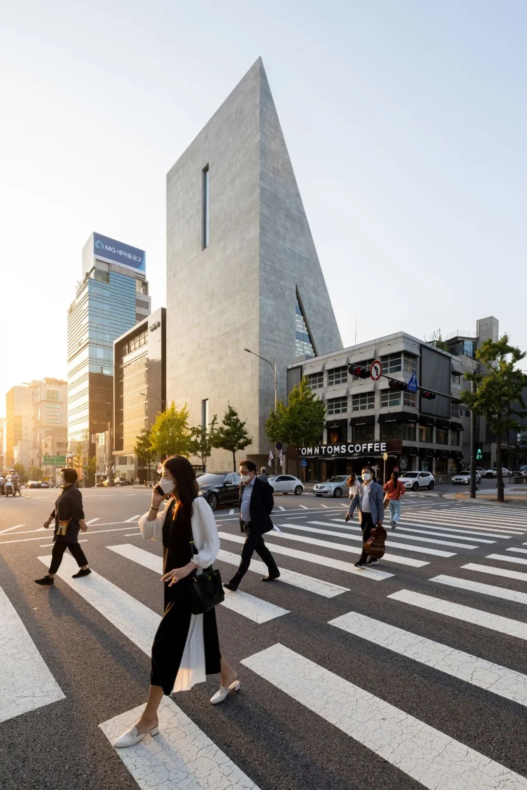 如雕塑般的清水混凝土量體由適量的窗戶切割分離，開窗為人們提供了足夠的主要街道景觀 韓國松隱藝術中心 Korea Seoul ST SongEun Building／Herzog & de Meuron