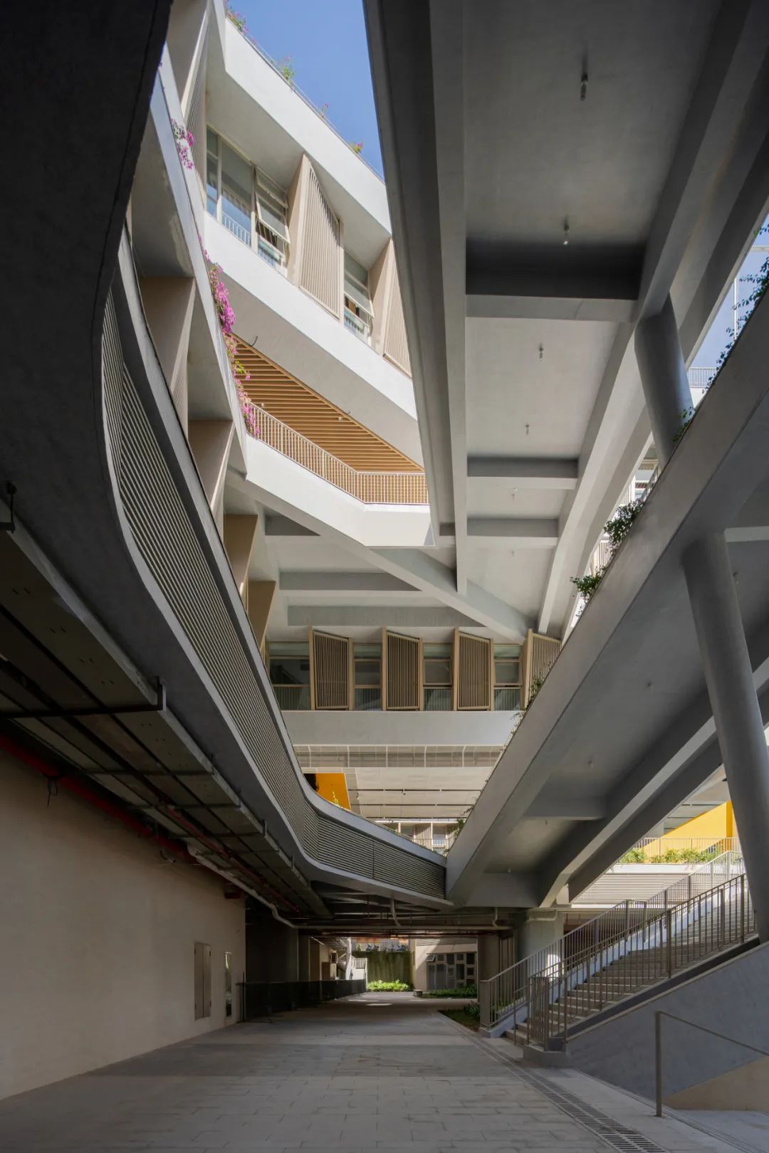 交疊的廊道、橋、大台階 Shenzhen School Design Campus 深圳市寶安區上星學校／第伍建築