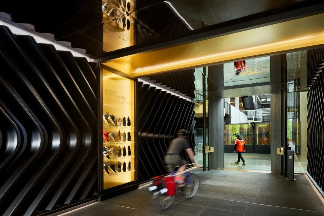 LeBron James Innovation Center 的入口以鞋盒為設計靈感 NIKE全球總部勒布朗·詹姆士創新中心LeBron James Innovation Center／Olson Kundig