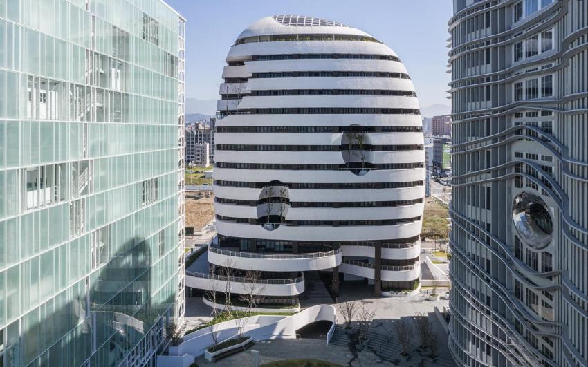 中醫大水湳校區學生宿舍大樓曲面設計緩和兩旁建築。圖/中國醫藥大學提供
