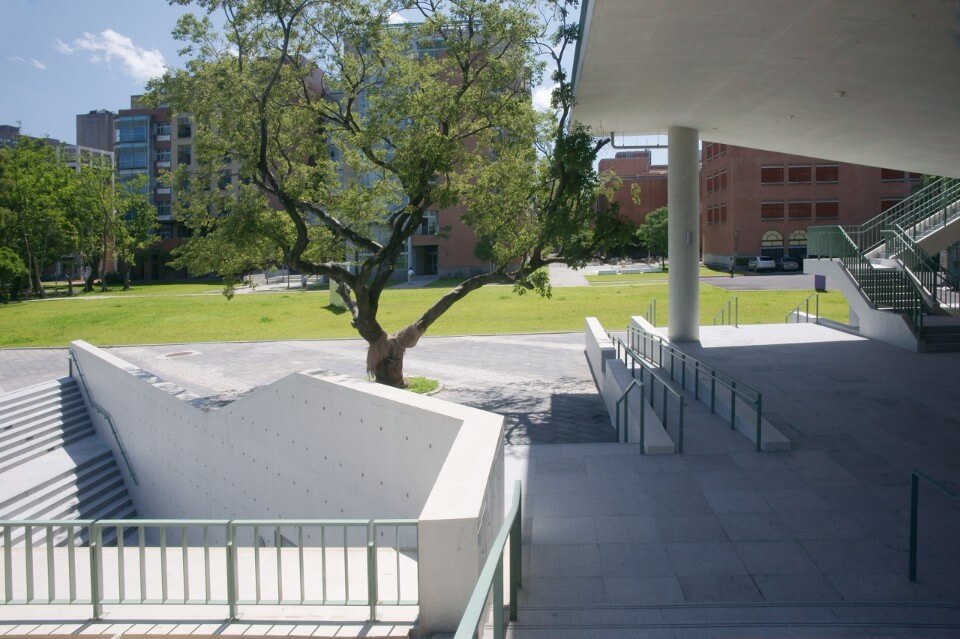 保留朴樹與入口空間，台大博雅館／境向聯合建築師事務所