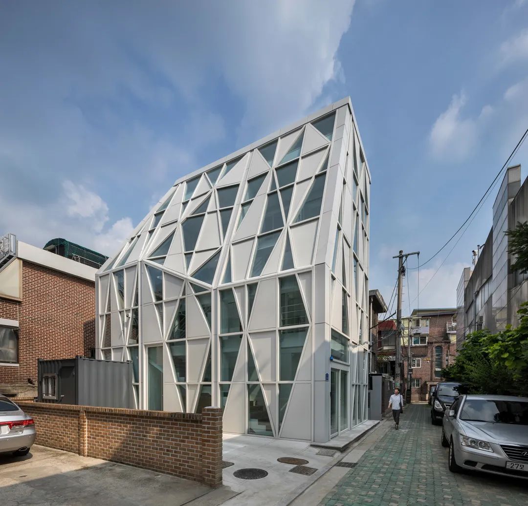 首爾面牧洞市場客服中心／UnSangDong Architects 韻生同建築師事務所 這座建築為當地市場與市場商家打造一個具有親密感和個性化的小型多功能空間，成為市場忙碌生活中的一處休憩地