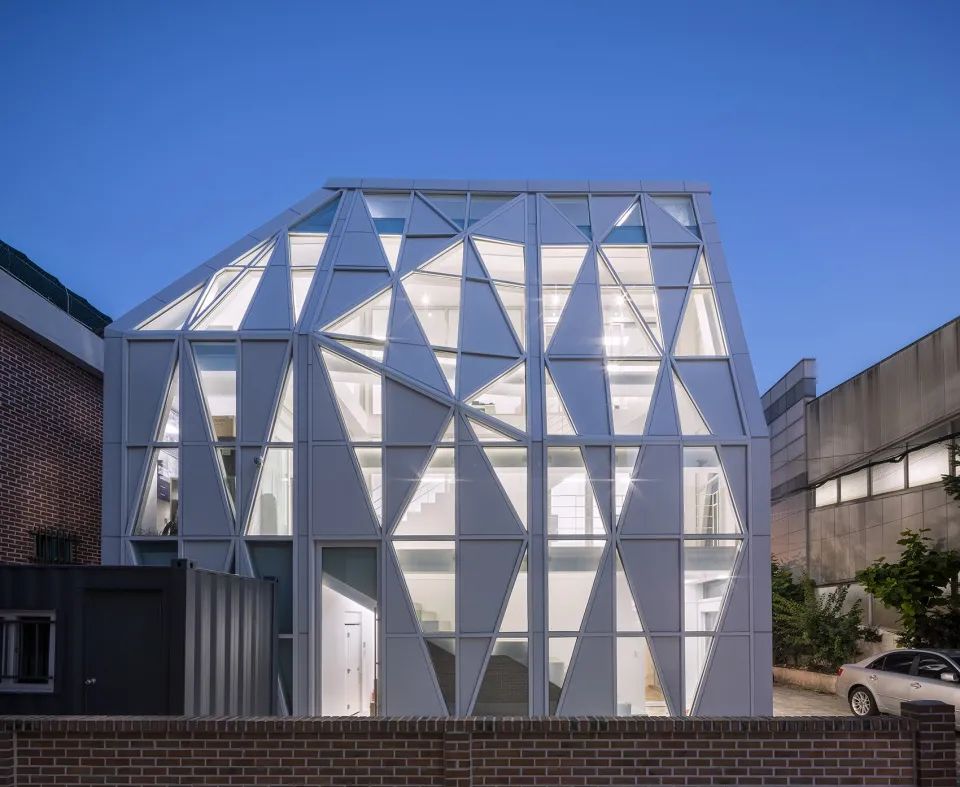 首爾面牧洞市場客服中心/UnSangDong Architects 韻生同建築師事務所 夜間景觀©Joonhwan Yoon