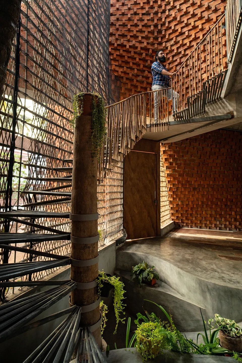 由廢棄鷹架製成的樓梯 印度磚造旋轉屋 India Brick Building Pirouette House／Wallmakers