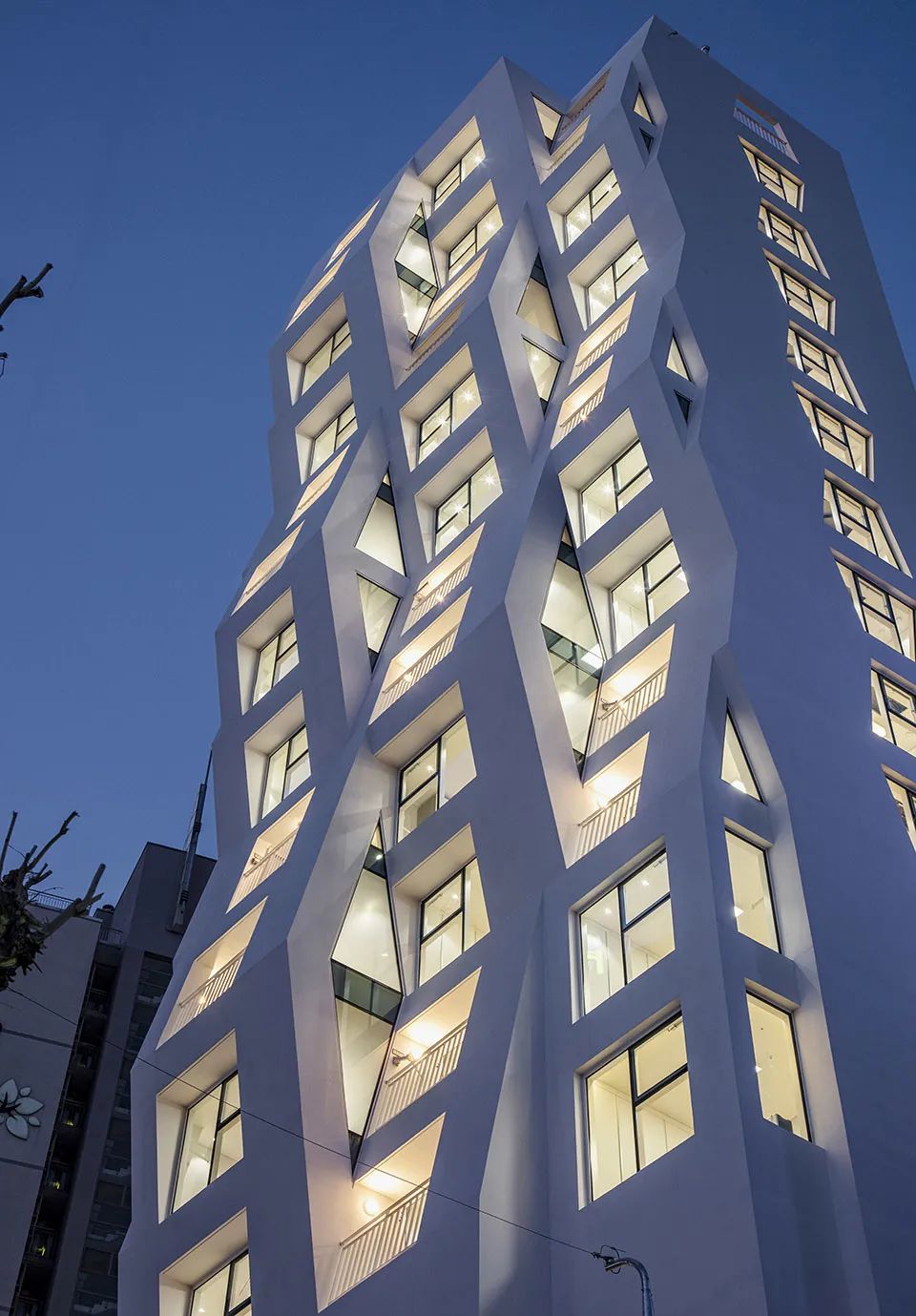 三角形的縫隙空間增加了立面的開窗面積 首爾永登浦洞Tri_Poly綜合大樓／Maaps Architects Cooperation