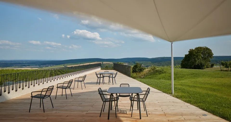 露台面向大片自然 Czech 捷克葡萄酒莊園內的品酒空間 葡萄酒窖Wine Bar Reisten／ORA